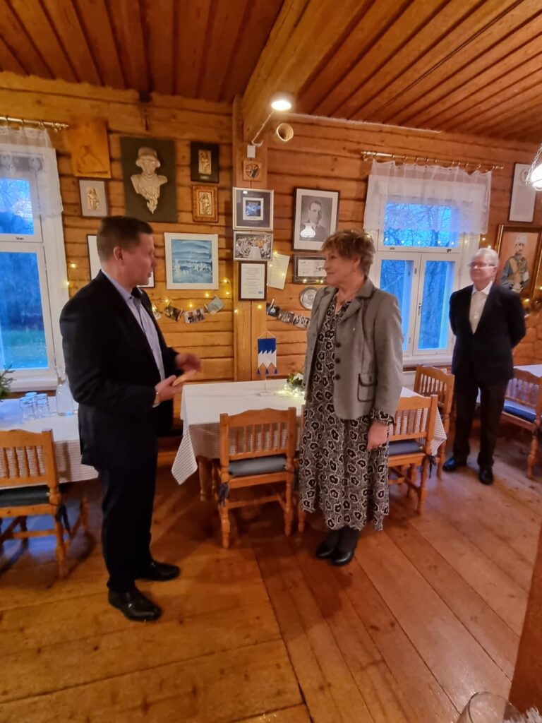 TKKry30v_MarkoPatrakka_tuo_MPKLn_tervehdyksen_Killan pj_OutiJoutsenolle_111122