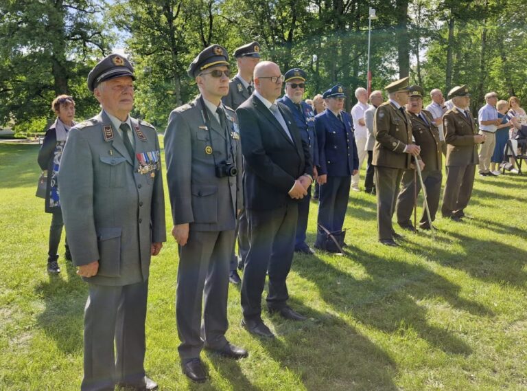 Padisessa seppeleen laskun seuraajia