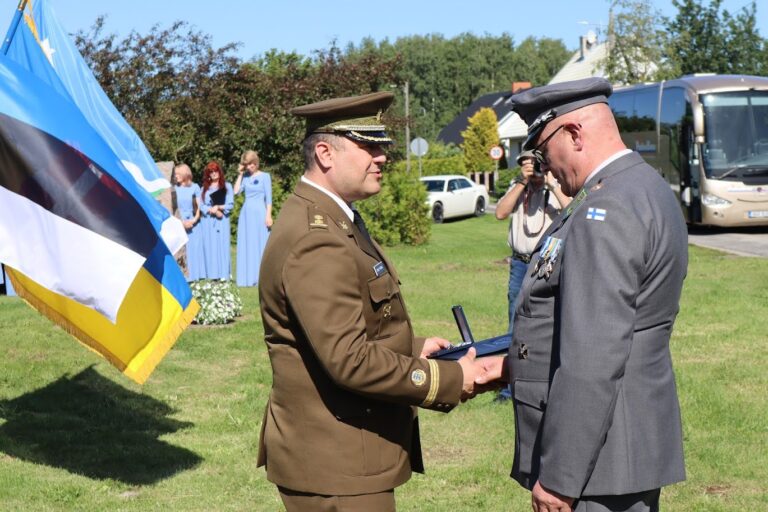 Sotilasmestari Jarmo Hynnälä ja everstiluutnantti Arbo Probal